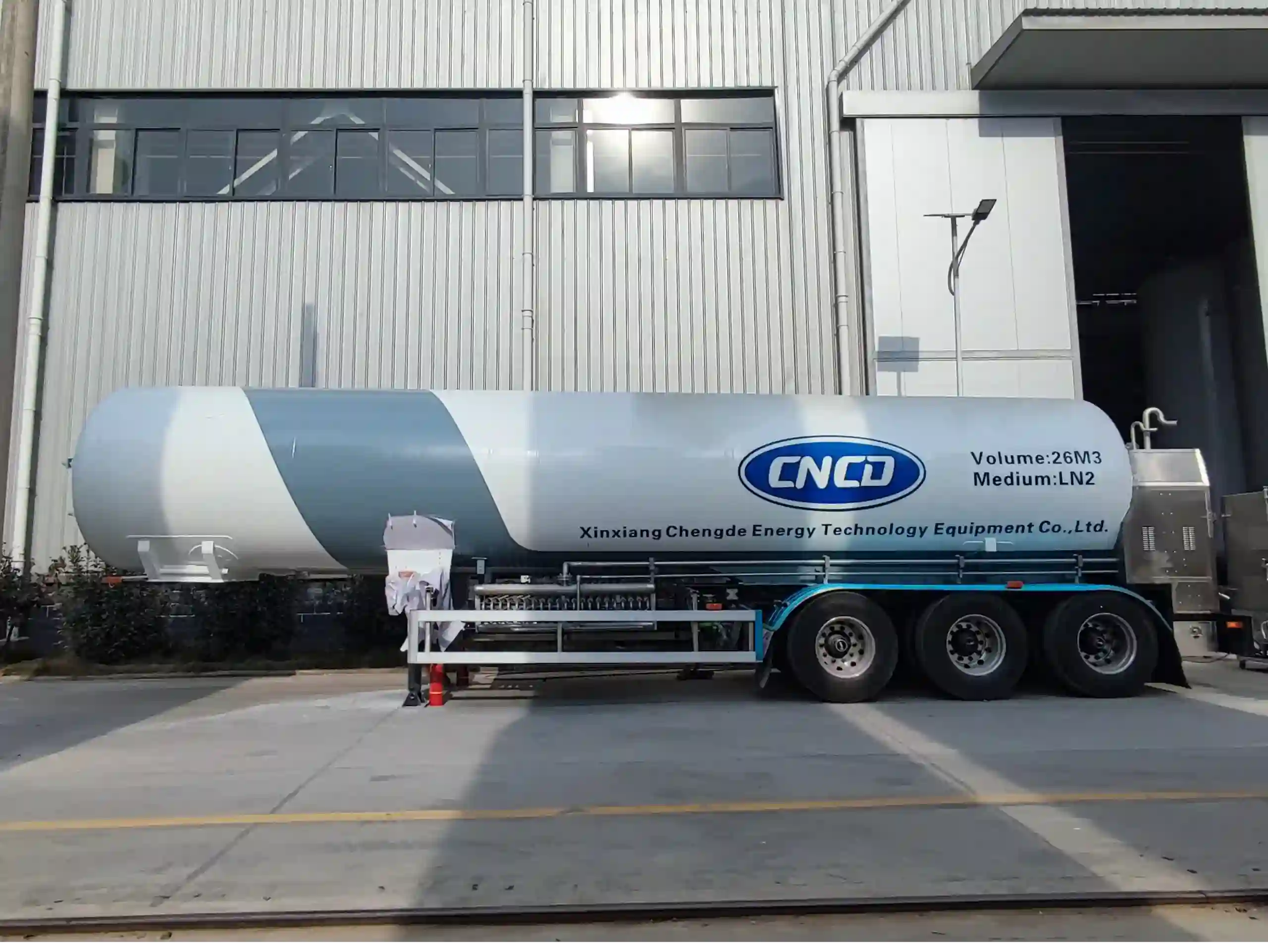 Cryogenic liquid semi-trailer